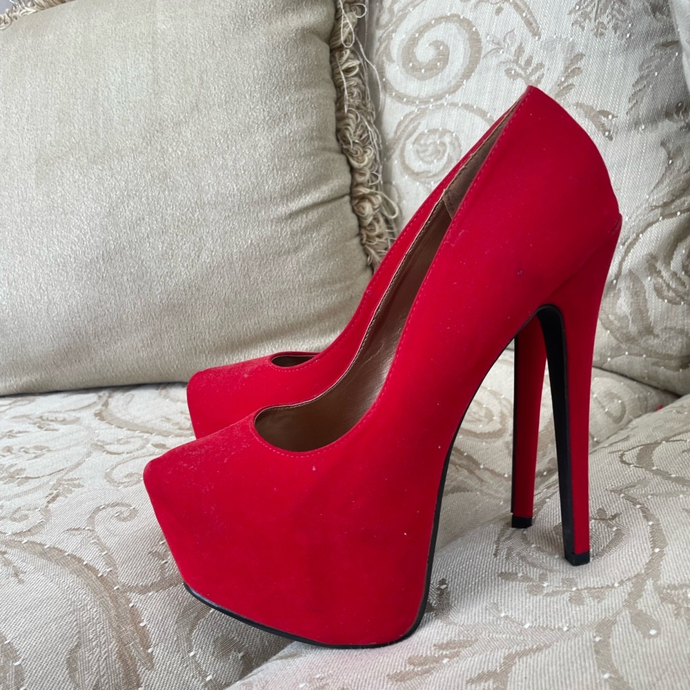 Red Stiletto, Size 9, Brand: CHIC